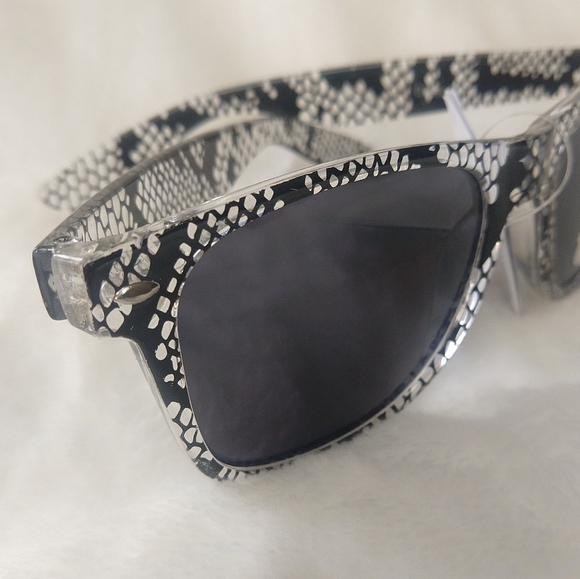 Retro UV 400 Snakeskin Print Sunglasses Black - Picture 7 of 8